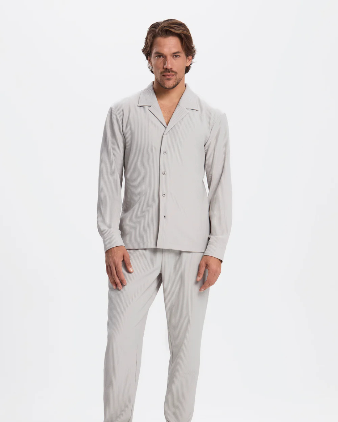 Conjunto de Camisa e Calças Justas em Tecido Plissado para Homem