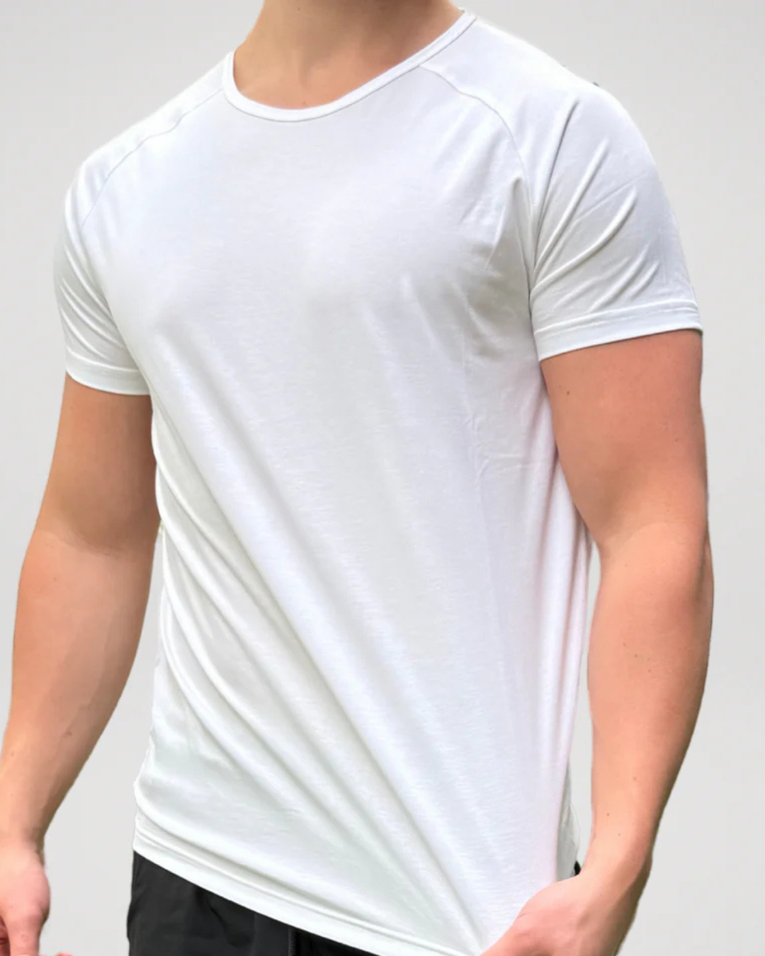 Camisa Clássica para Homem com Gola Redonda e Tecido Respirável