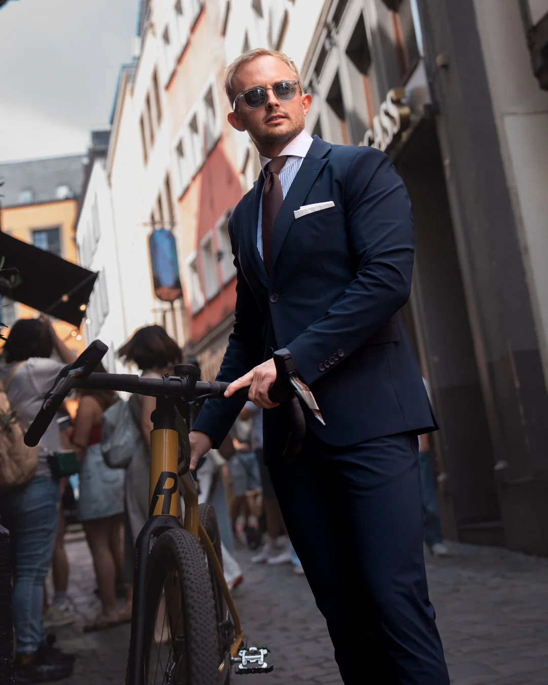 Conjunto de casaco e calças elegante para homem