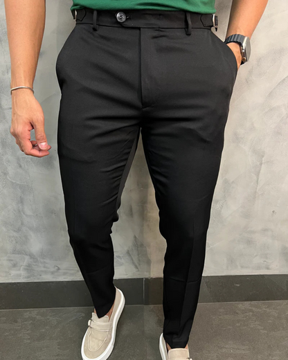 Calças sociais para homem com um corte lateral moderno e elegante.