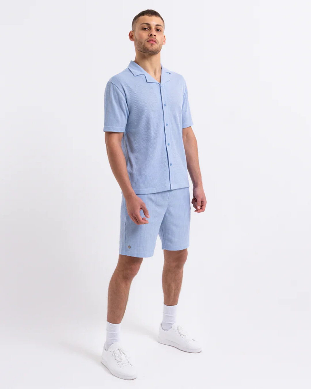 Conjunto de Homem em Tecido Macio com Camisola e Calções Ideal para o Verão