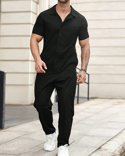 Conjunto de camisa de manga curta e calças de cintura ajustável.