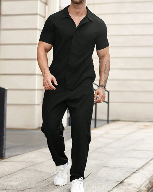 Conjunto de camisa de manga curta e calças de cintura ajustável.