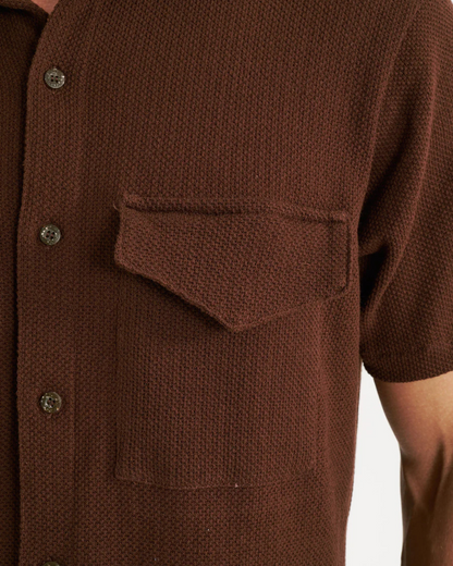 Camisa estilo casual com textura e bolsos frontais