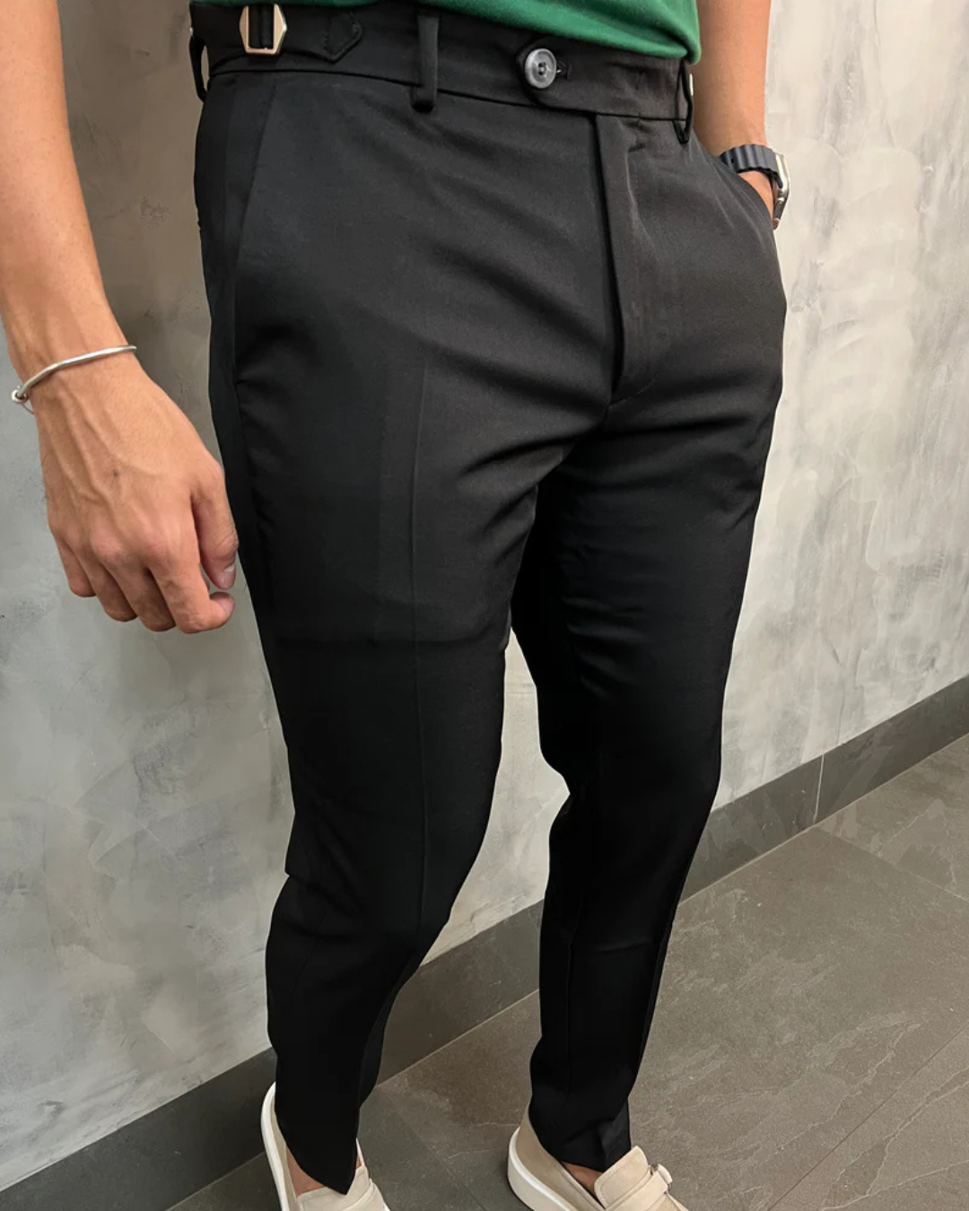 Calças sociais para homem com um corte lateral moderno e elegante.