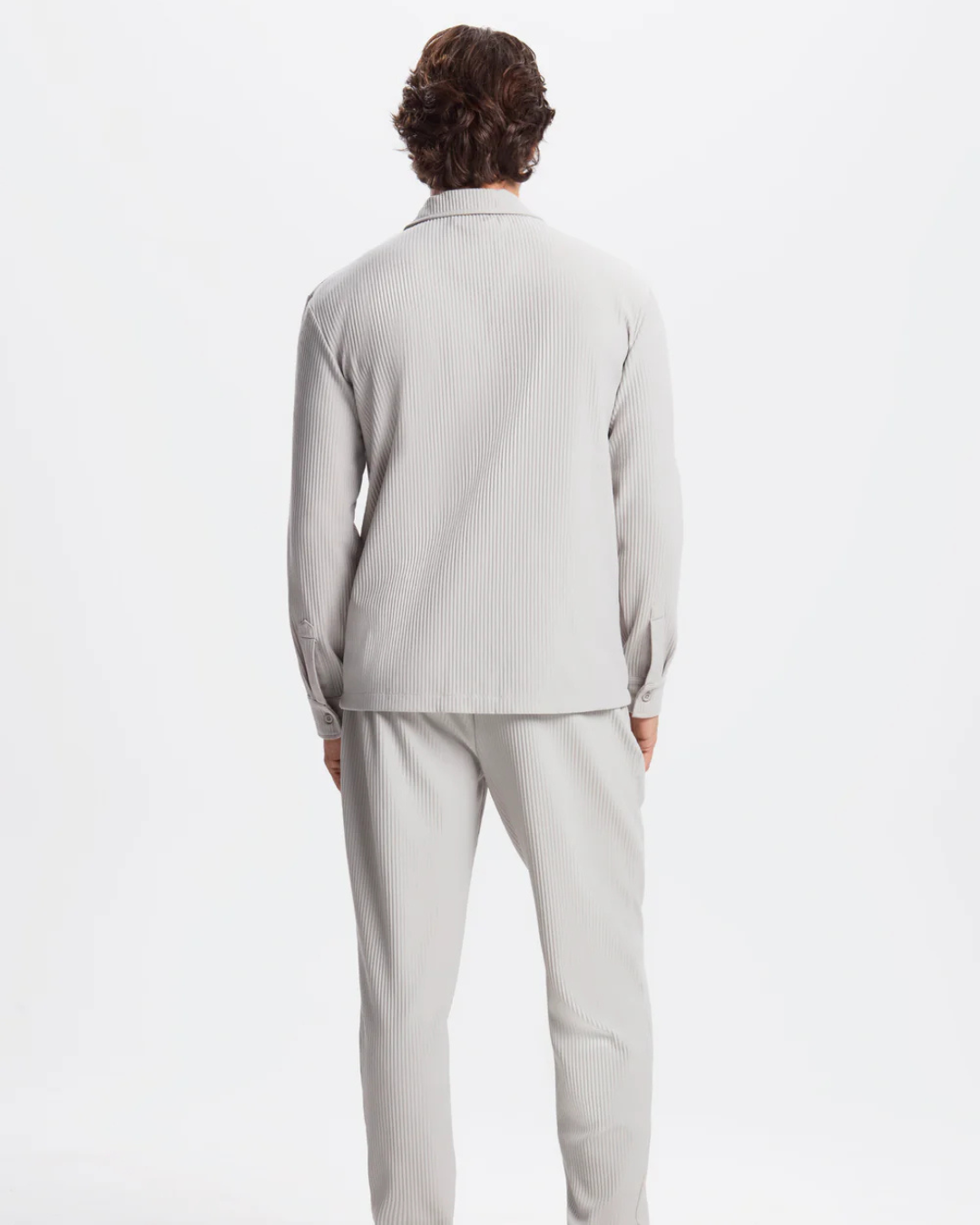 Conjunto de Camisa e Calças Justas em Tecido Plissado para Homem