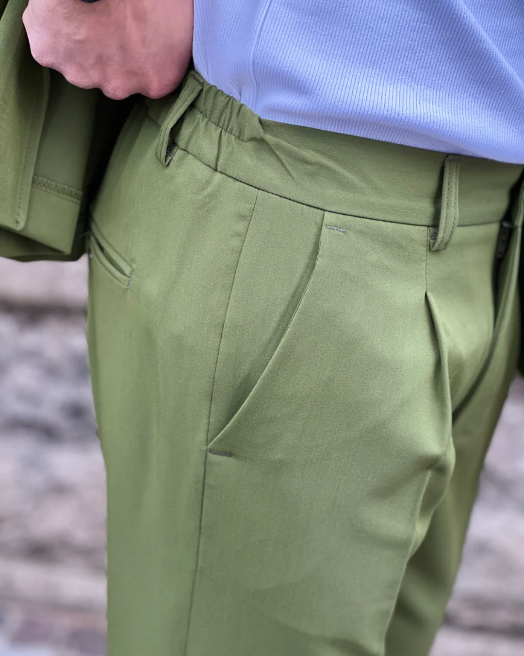 Conjunto de Casaco e Calças de Tons Neutros para Homem com Estilo Casual