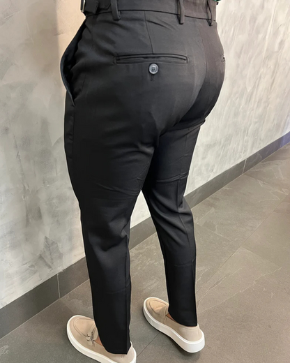 Calças sociais para homem com um corte lateral moderno e elegante.