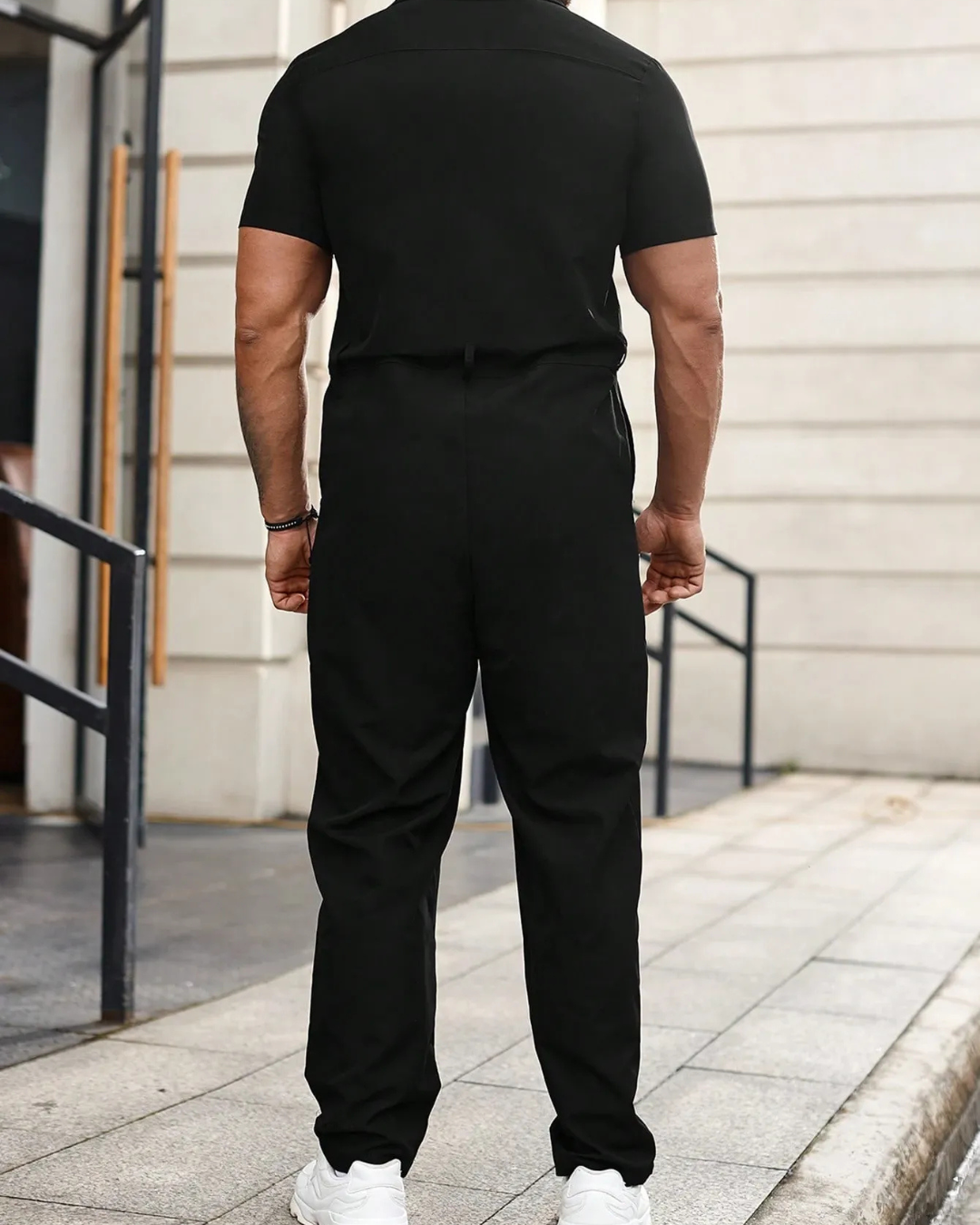 Conjunto de camisa de manga curta e calças de cintura ajustável.