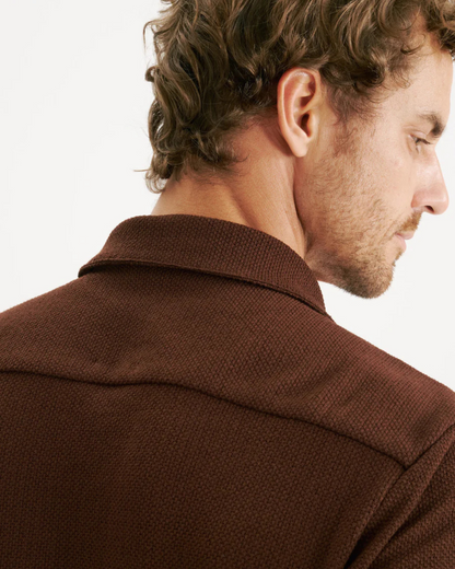 Camisa estilo casual com textura e bolsos frontais